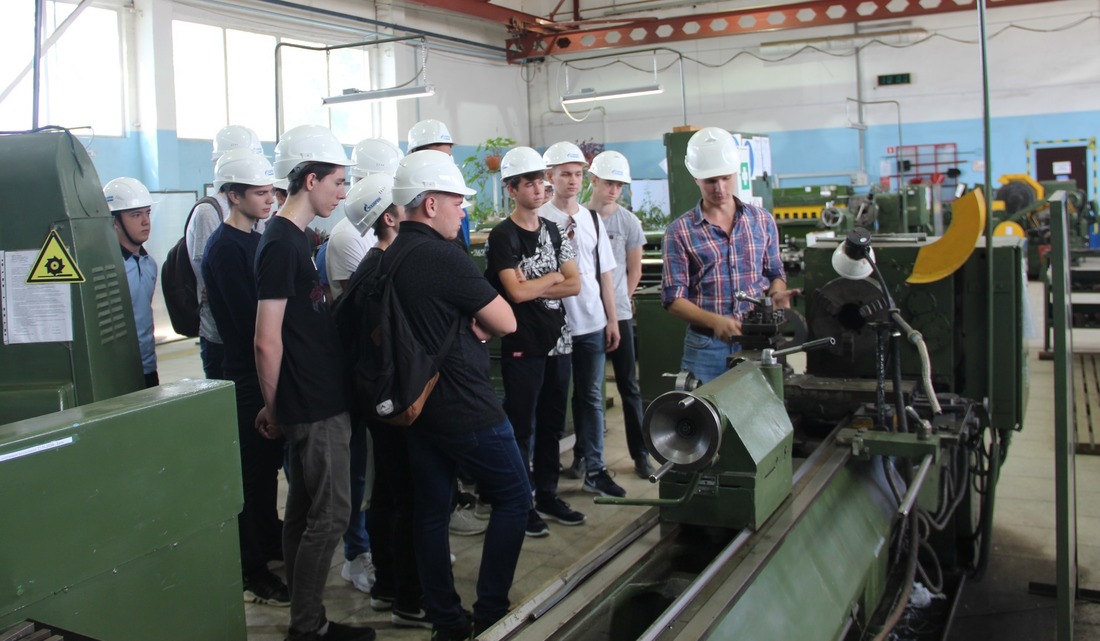 Мастер по ремонту технологического оборудования Роман Смирнов рассказывает о работе металлообрабатывающего станка