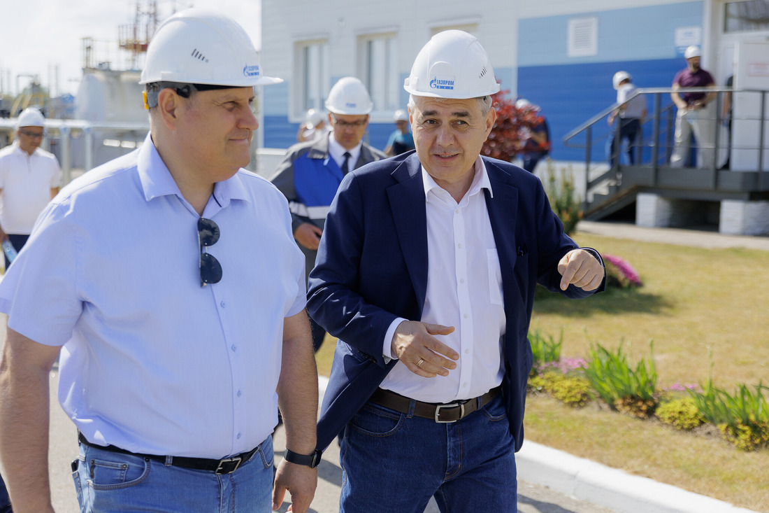 Игорь Сафонов знакомит Владимира Майорова с комплексом по обеспечению энергетической безопасности Калининградской области, реализованного «Газпромом»