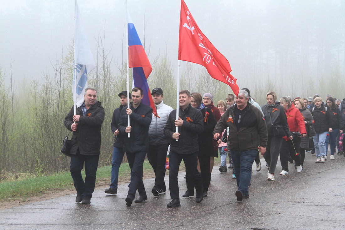 Работники Невского УПХГ прошли шествием со знаменами победы символические 1418 метров, по количеству дней Великой Отечественной войны