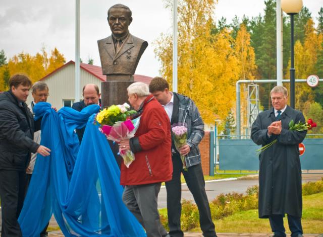 На церемонии открытия бюста Сергея Бармина.