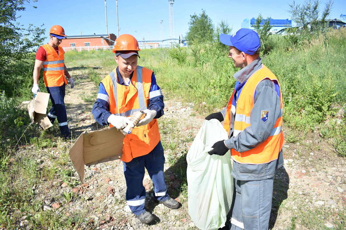 Работники Елшанского УПХГ убирают мусор вблизи горного отвода скважины