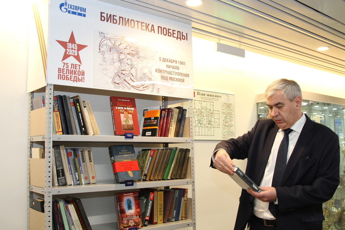 Генеральный директор Игорь Сафонов знакомится с книжным фондом проекта «Библиотека Победы»