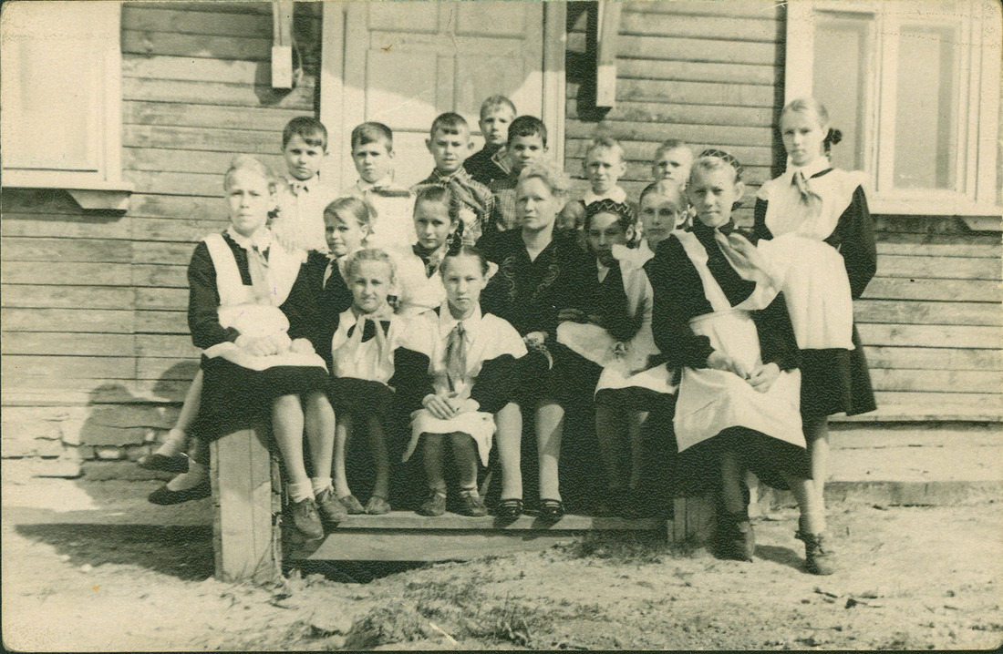 Тамара Калягина с учениками. Горьковская область, 1957 г.