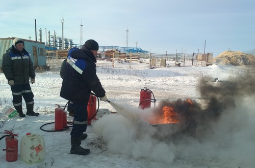 Работник Саратовского УАВР и КРС демонстрирует навыки применения порошкового огнетушителя