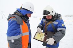 Главный инженер Совхозного управления подземного хранения газа Алексей Старков (справа) уточняет зоны ответственности нештатных аварийно-спасательных формирований филиала