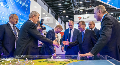 Игорь Сафонов приветствует высшее руководство компании на выставочной площадке ООО «Газпром ПХГ»