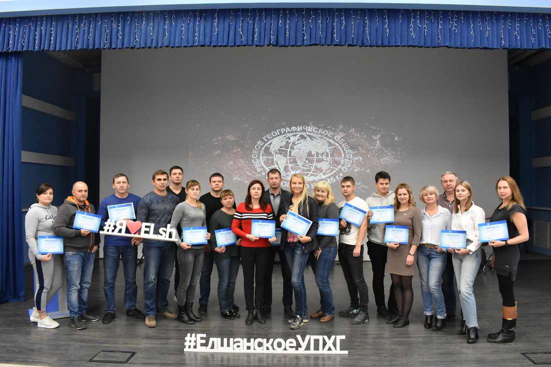 Работники Елшанского УПХГ с сертификатами участников акции