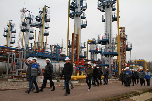 Представители немецкой нефтегазовой компании знакомятся с технологической схемой установки осушки газа