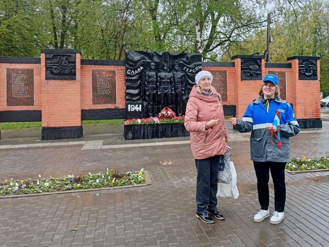 Работники Московского УПХГ раздавали ленточки жителям города Щёлково