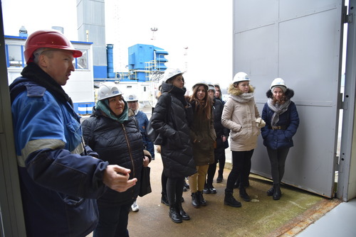Инженер по эксплуатации оборудования газовых объектов Иван Тюрнин рассказывает студентам о назначении компрессорного цеха